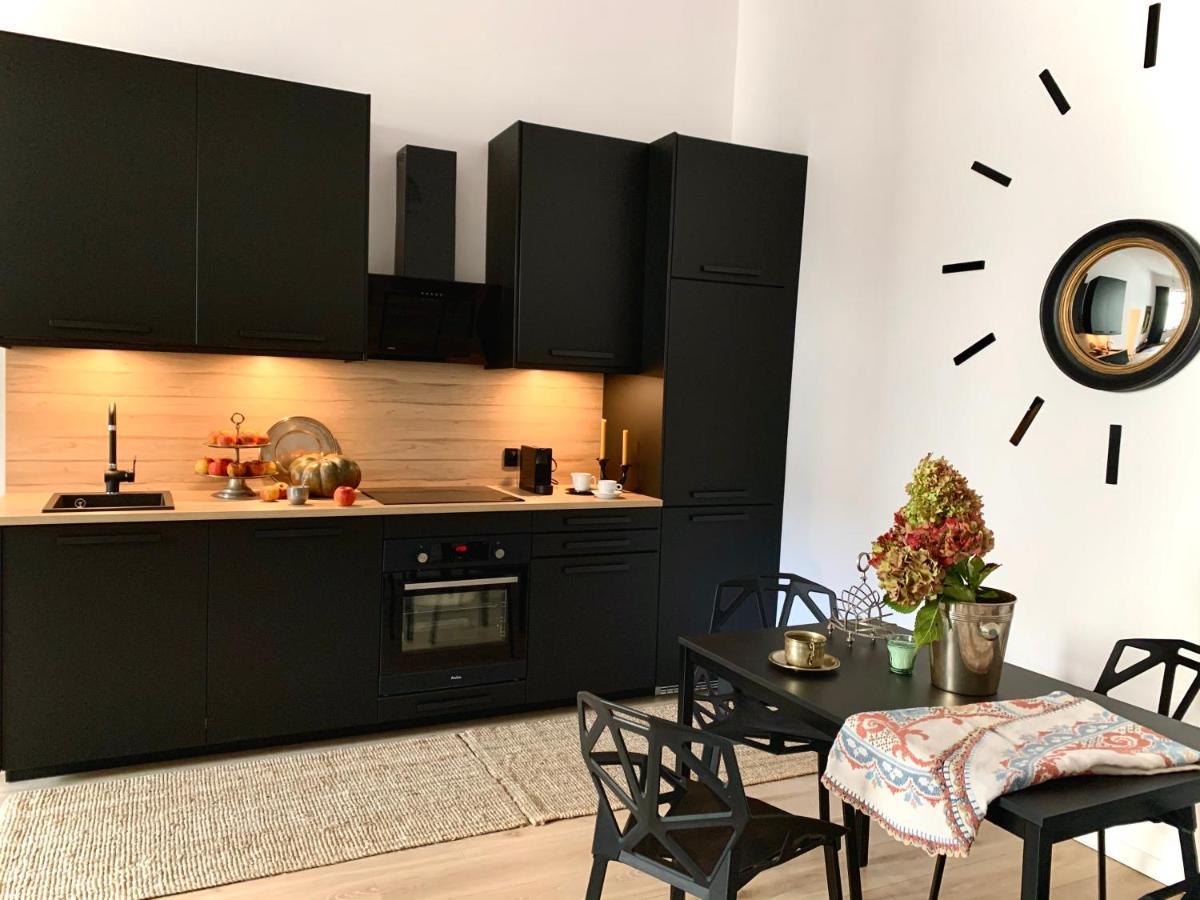 Black Velvet Apartment Krakow Bagian luar foto